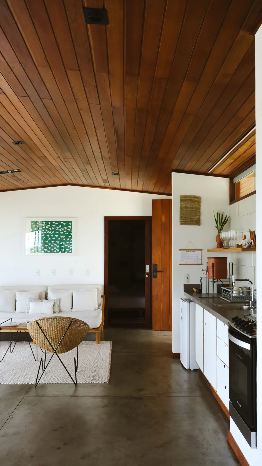 Sala e cozinha da Casa Jacarandá, com forro de madeira