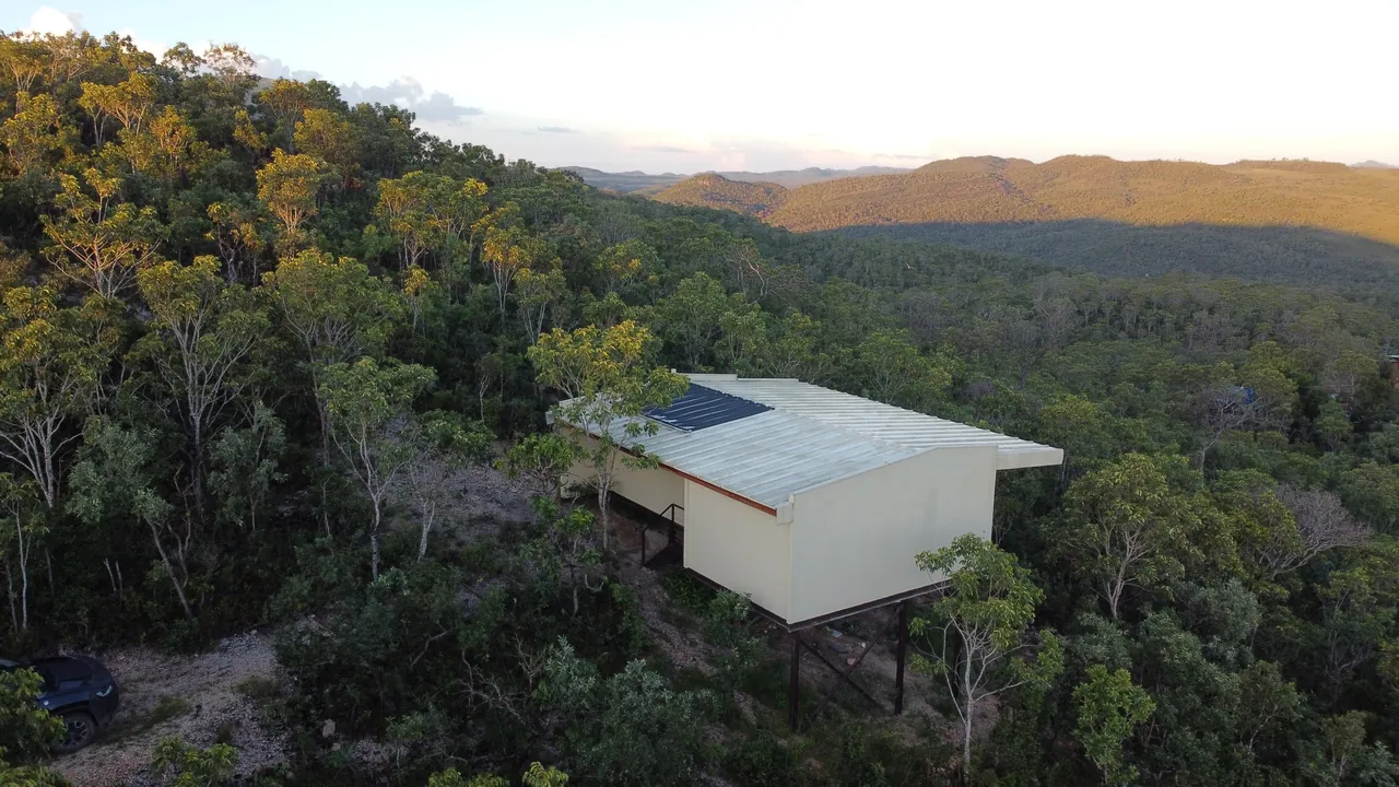 Casa Ipê vista do alto, cercada pelo cerrado e pela serra