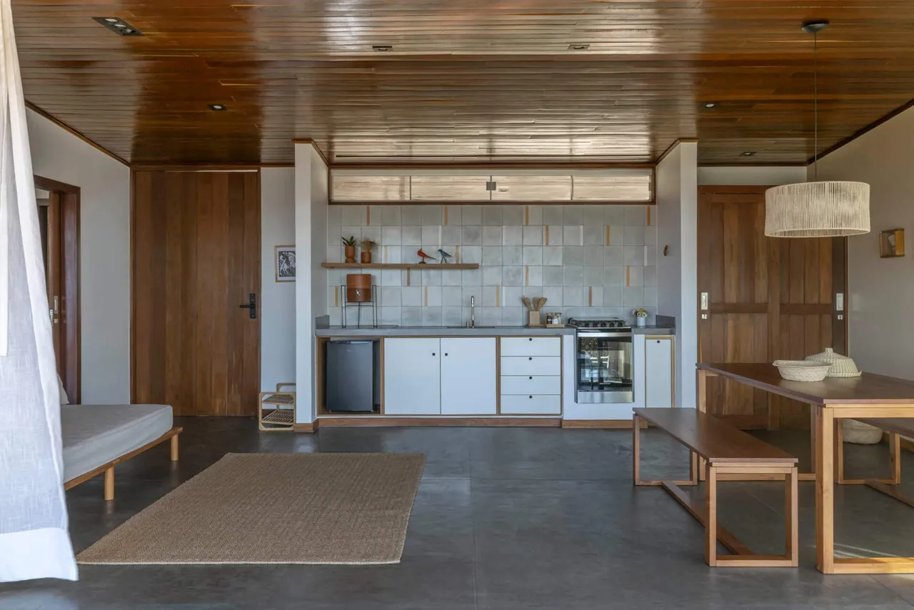 Sala e cozinha da Casa Ipê, com forro de madeira