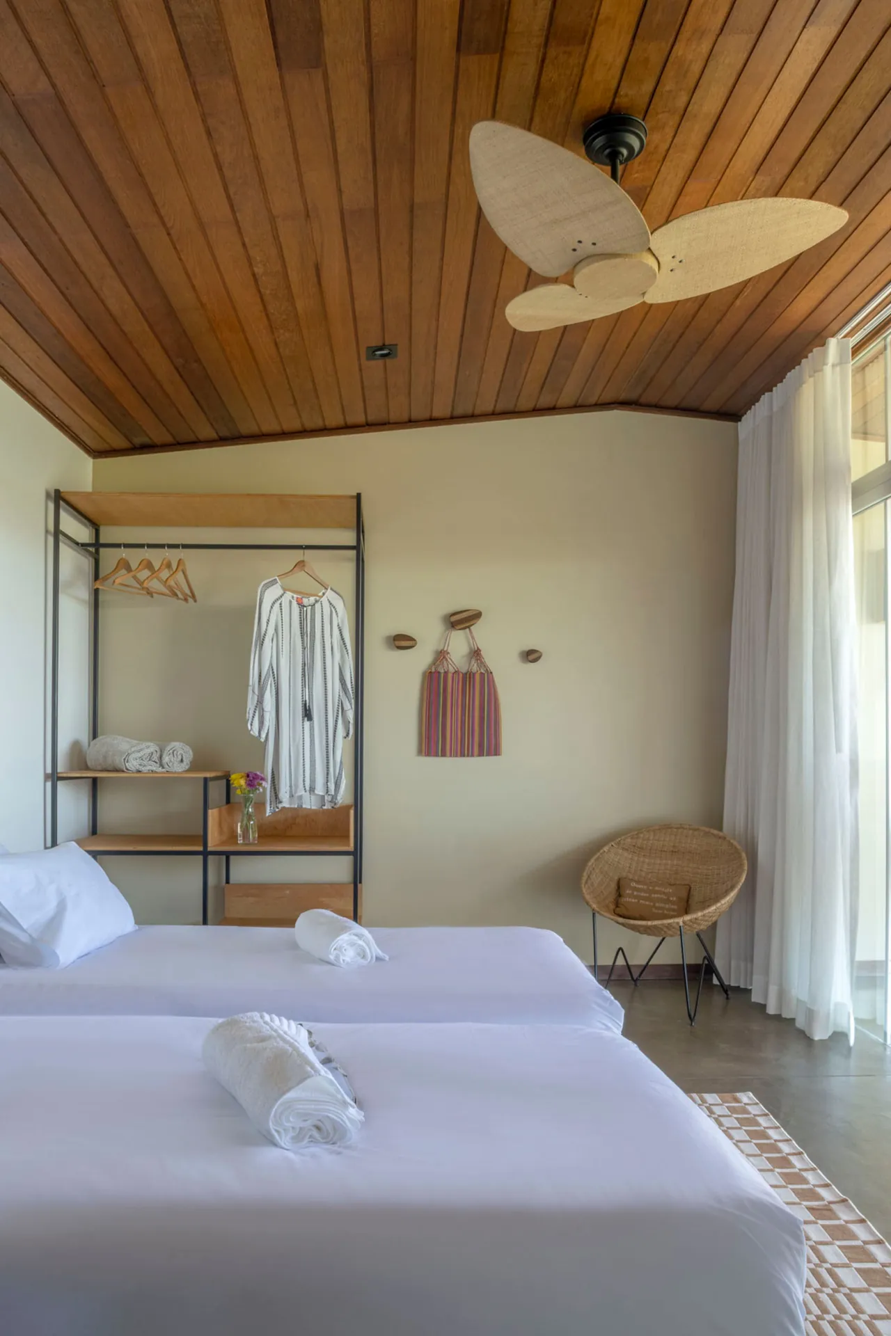 Suíte da Casa Jacarandá com duas camas de solteiro e ventilador de teto
