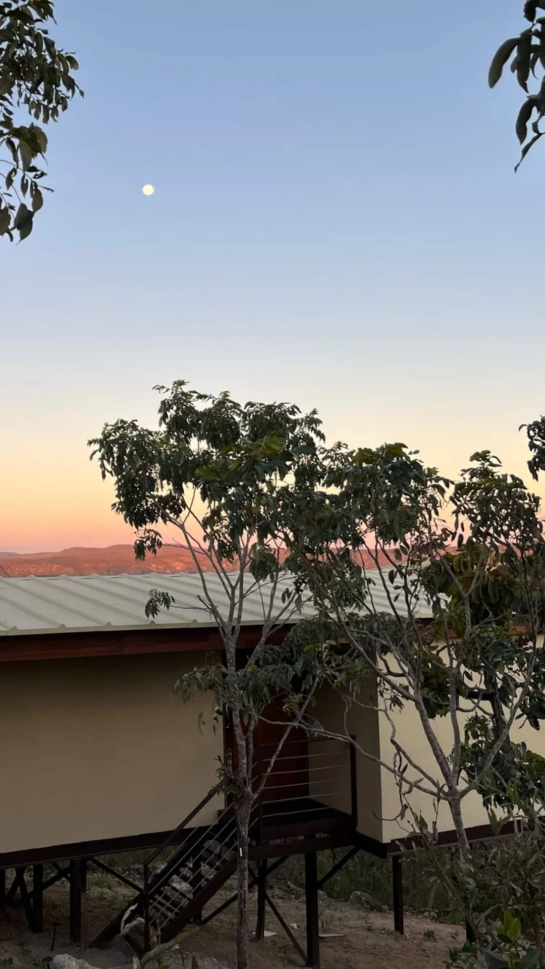 Casa Ipê entre as árvores do cerrado ao entardecer
